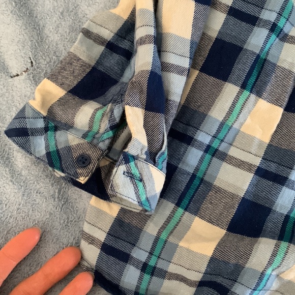 Medium button down,v neck flannel - Picture 3 of 5